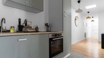 Een koelkast, een microgolfoven, een oven