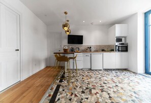 Køleskab, mikrobølgeovn, ovn, kaffe-/temaskine