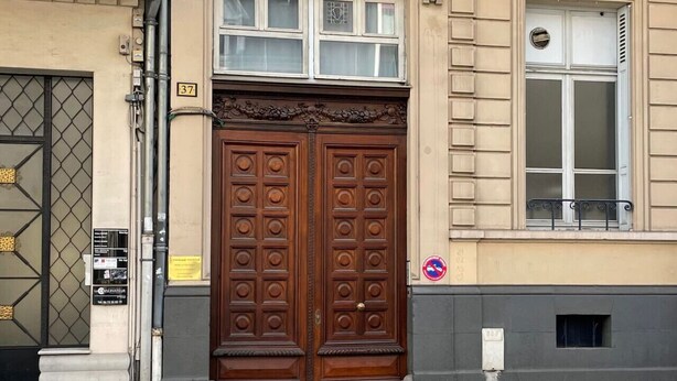 A double wooden door with a decorative top, a number 37 sign above it, and a small window with a balcony. - Maison calme en plein centre 2 chambres 90m2, Wifi (Clermont-Ferrand)