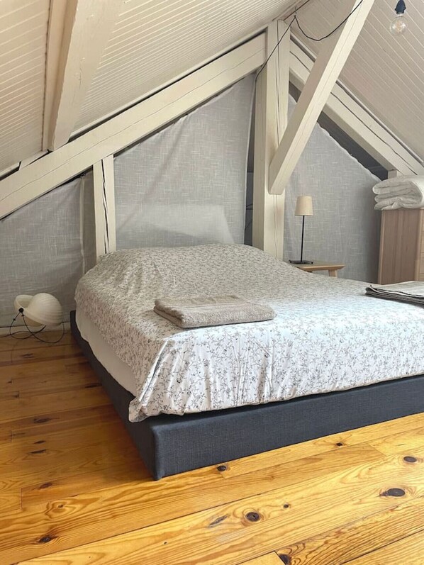 2 chambres, bureau, fer et planche à repasser, lit parapluie