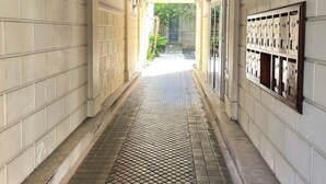 A corridor with patterned flooring, white walls, and a door leading outside. - Maison calme en plein centre 2 chambres 90m2, Wifi (Clermont-Ferrand)