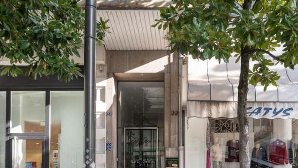 A storefront with a glass entrance, a tree in front, and a sign reading "CATYS". - Magnificent apartment - City Center - Spa & Parks (Vichy)