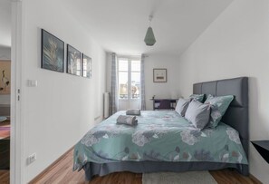 A bedroom with a bed, a desk, and a window. - Superbe appartement centre-ville avec terrasse (Vichy)