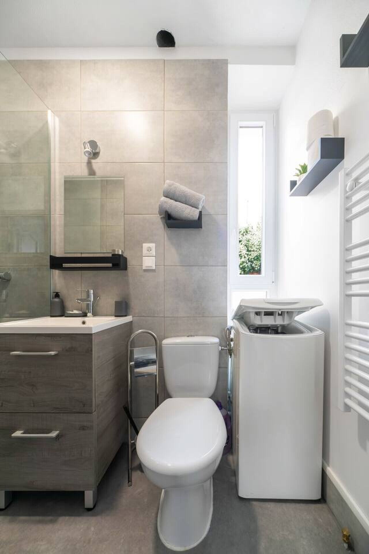 Une salle de bain moderne équipée de toilettes, d’un bidet et d’un meuble-lavabo.