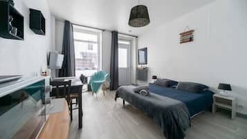 Een bureau, een strijkplank/strijkijzer, reisbedje, gratis wifi