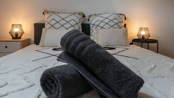 3 bedrooms, desk, iron/ironing board, travel crib