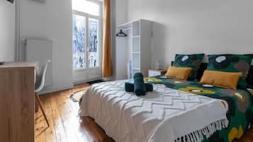 3 bedrooms, desk, iron/ironing board, travel crib