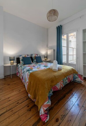 3 Schlafzimmer, Schreibtisch, Bügeleisen/Bügelbrett, Reisekinderbett