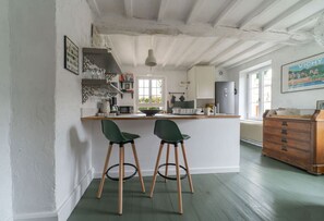 Dining - Grande Maison design, terrasse, jardin, parking (Creuzier-le-Neuf)