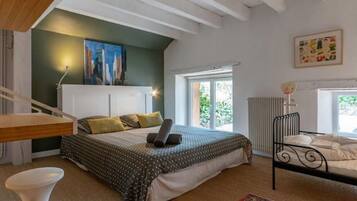 3 bedrooms, desk, iron/ironing board, travel crib