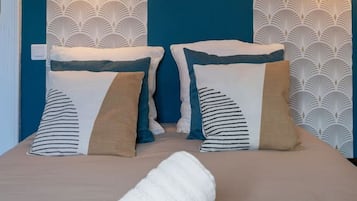 1 habitación, tabla de planchar con plancha y cuna de viaje