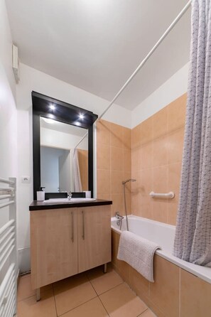 Hair dryer, towels, toilet paper - Appartement design & confort en centre-ville (Vichy)