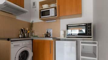 Fridge, microwave, oven, coffee/tea maker