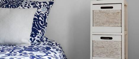 2 quartos, ferros/tábuas de passar roupa, berço de viagem