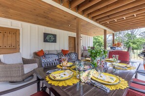 Outdoor dining - Ramsay's Happy Place - River Access & tubes/New Construction (Wimberley)
