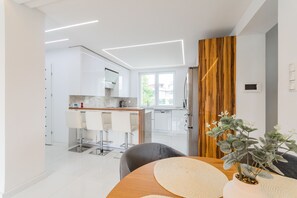 Deluxe apartman, kilátással a tengerre | 3 hálószoba, vasaló/vasalódeszka és ingyenes wifi