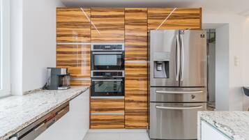 Deluxe Apartment, Sea View | Private kitchen | Electric kettle