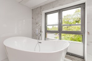 Lägenhet Deluxe - havsutsikt | Badrum | Toalettpapper