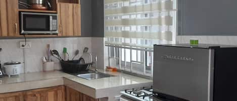 Réfrigérateur, micro-ondes, four, plaque de cuisson