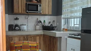 Geladeira, micro-ondas, fogão, cooktop