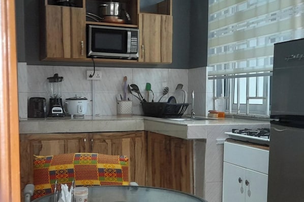 Geladeira, micro-ondas, fogão, cooktop