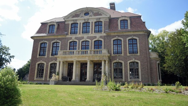 A large, historic building with a symmetrical facade, multiple windows, and a central entrance with columns. - Domitys - Château de la Pilule (Saint-Quentin)