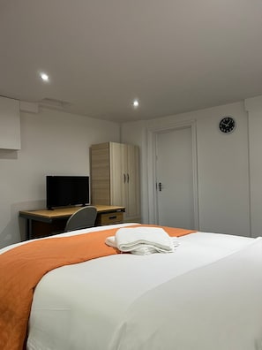 Apartment | 3 bedrooms, free WiFi, bed sheets - Apartment-sleep6-wifi-family Friendly (London)