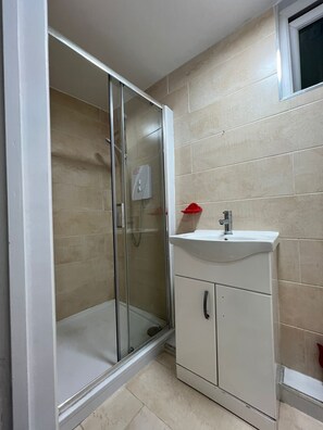 Apartment | Bathroom | Shower, towels - Apartment-sleep6-wifi-family Friendly (London)