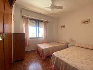 3 Schlafzimmer, Bügeleisen/Bügelbrett, Bettwäsche