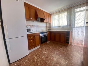 Jääkaappi, mikroaaltouuni, kahvin-/teenkeitin