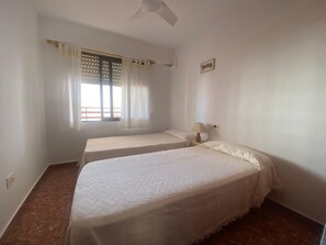 3 habitaciones, tabla de planchar con plancha y ropa de cama 
