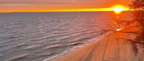 在海滩、沙滩椅、沙滩毛巾