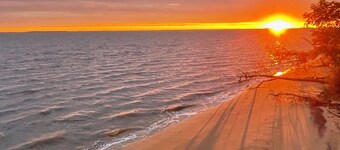 Fabulous Beach House on Elliott Island -beautiful sandy beach, tranquil 6 acres