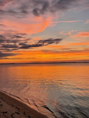 Plage, chaises longues, serviettes de plage