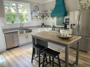 Fridge, microwave, oven, stovetop - Fabulous Beach House on Elliott Island -beautiful sandy beach, tranquil 6 acres (Vienna)