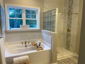 Douche, séchoir à cheveux, serviettes fournies, savon