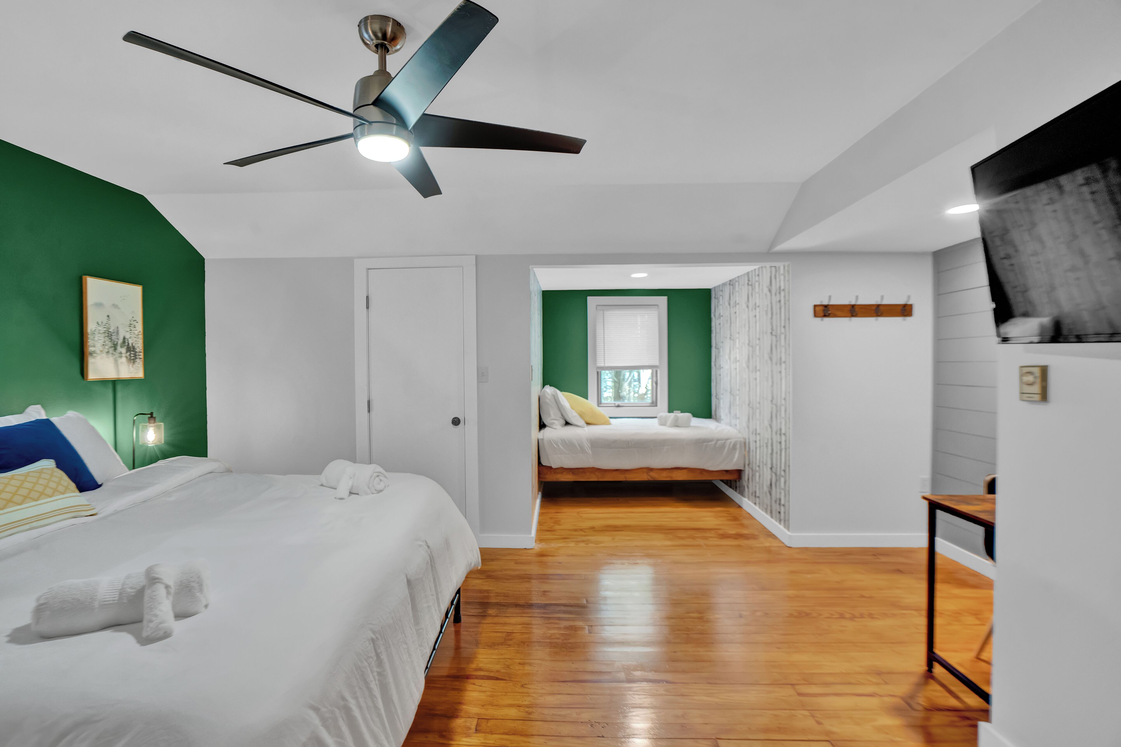 5 sovrum, skrivbord, strykjärn/strykbräda och resesäng