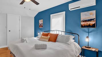 5 bedrooms, desk, iron/ironing board, travel crib