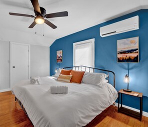 5 Schlafzimmer, Schreibtisch, Bügeleisen/Bügelbrett, Reisekinderbett