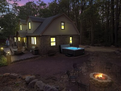New Pocono Getaway:3-Tier Theater, Hot Tub, Fire pit, Pool Table.Near Lake Naomi