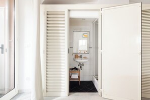 Dusj, hårføner, håndklær og såpe