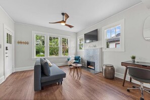 Smart TV, fireplace
