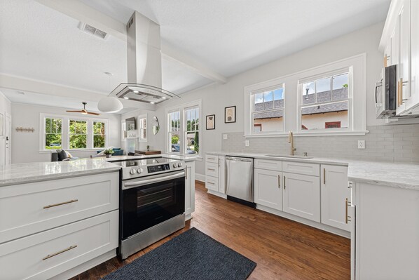 ثلاجة، ميكروويف، فرن، موقد طهي مسطح