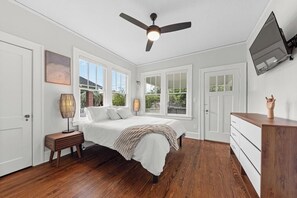 2 bedrooms, desk, WiFi, bed sheets