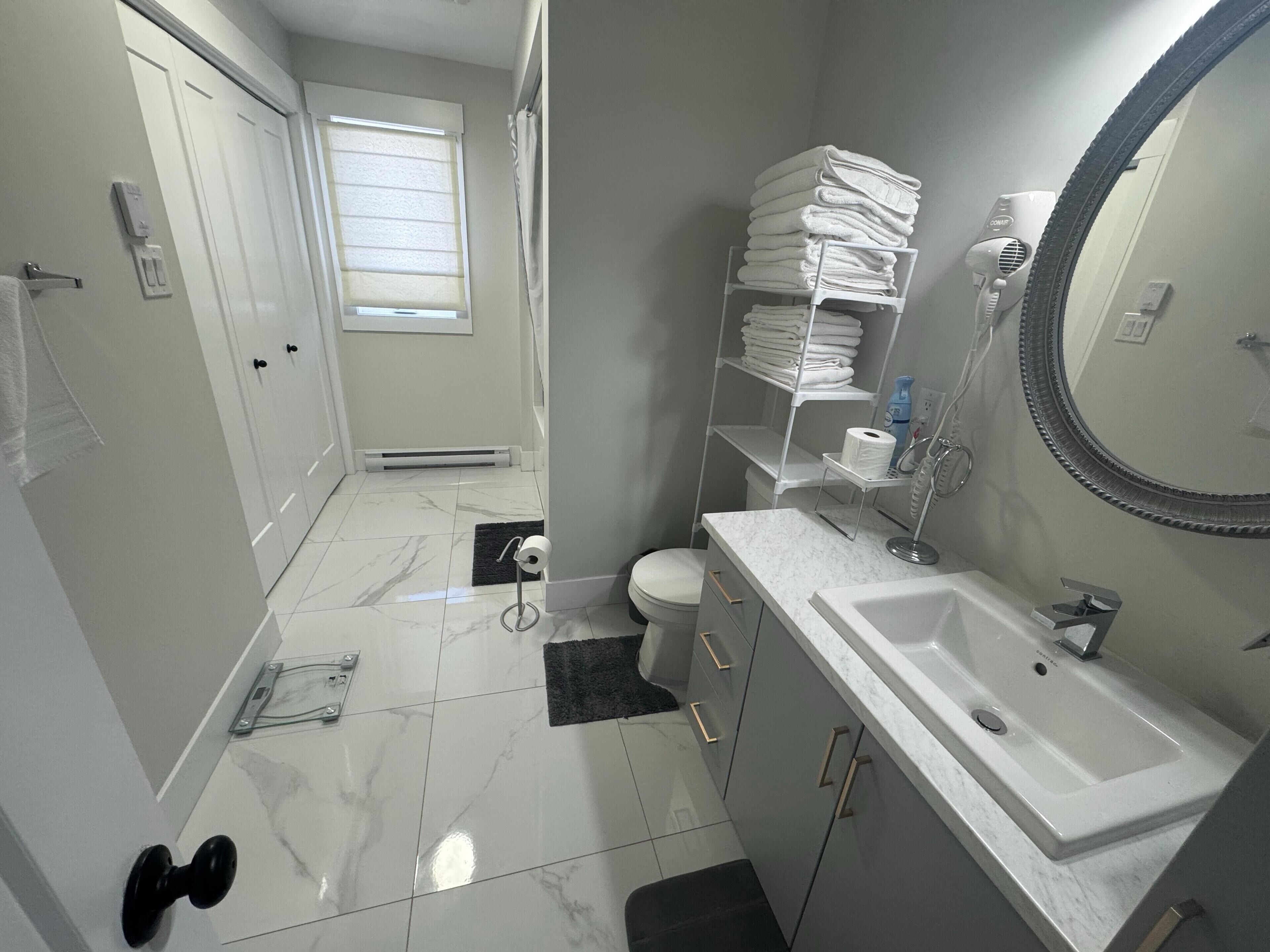 Asciugacapelli, asciugamani, sapone, carta igienica