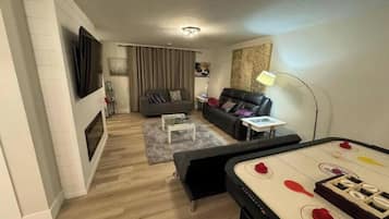 Smart TV, fireplace