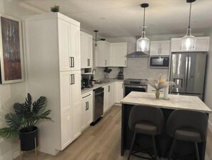 Kylskåp, mikrovågsugn, ugn och spishäll