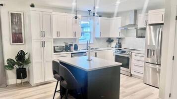 Een koelkast, een microgolfoven, een oven, een kookplaat