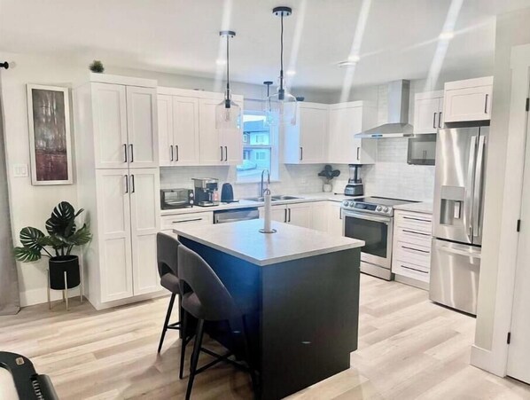 Réfrigérateur, micro-ondes, four, plaque de cuisson