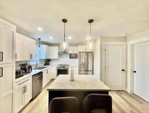 冷蔵庫、電子レンジ、オーブン、コンロ